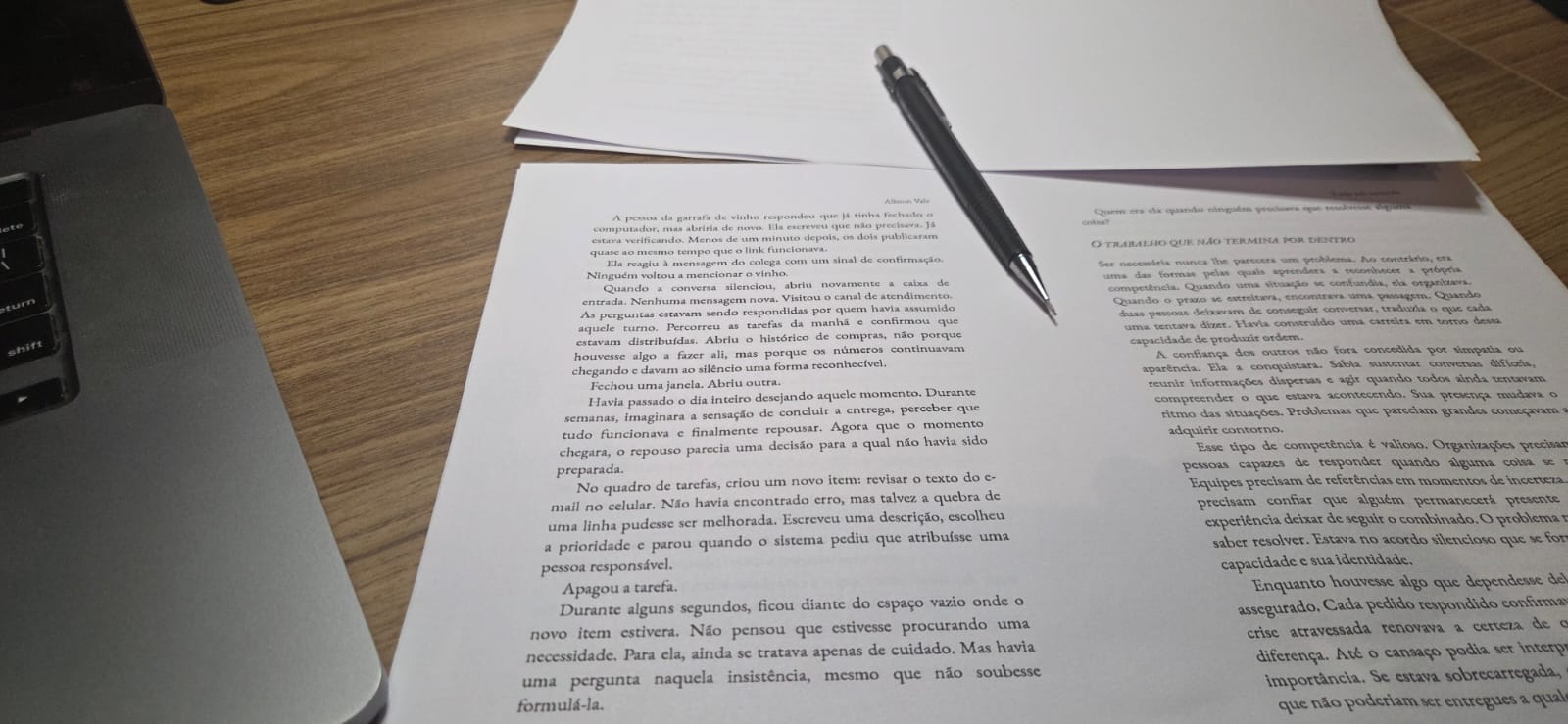 Capítulo impresso de Liderança Soberana sobre uma mesa de revisão.