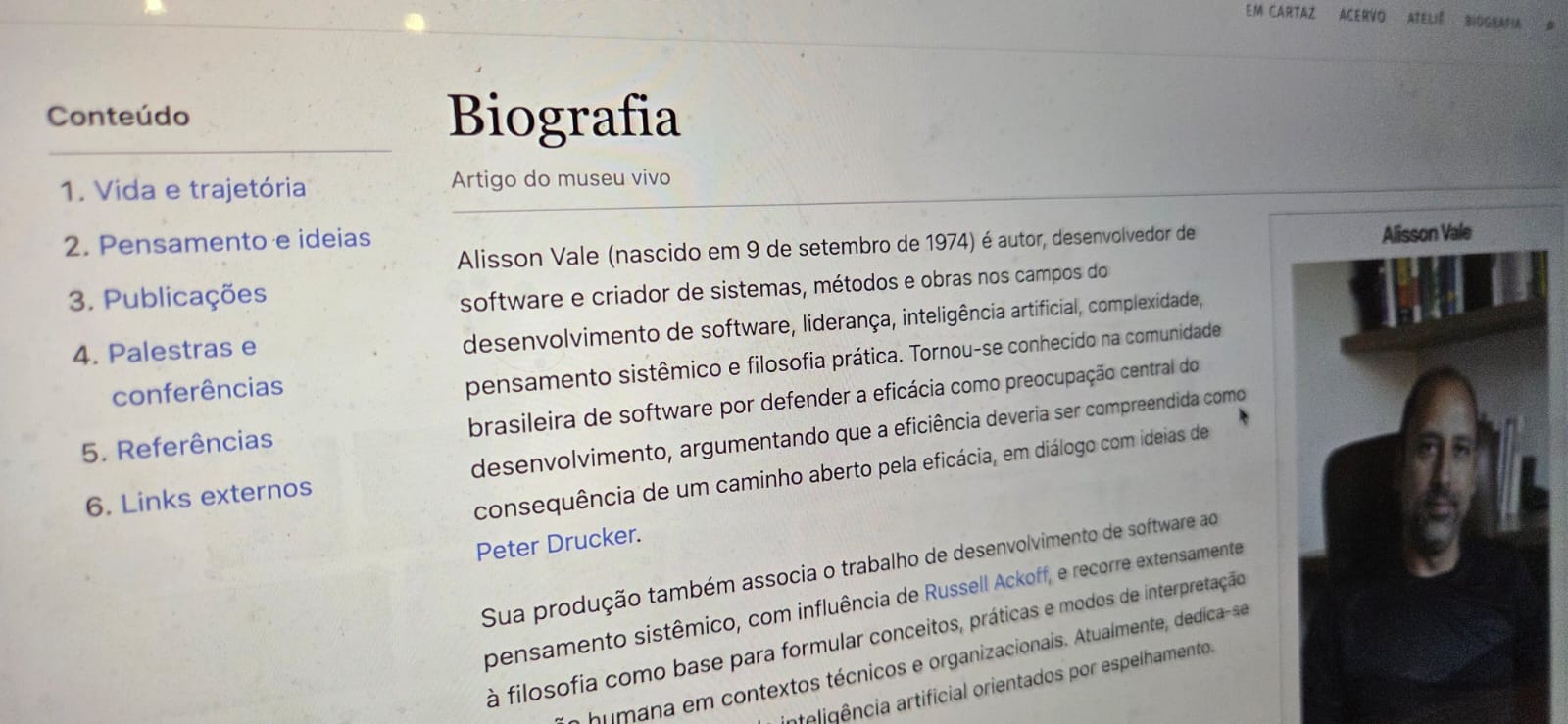 Captura ilustrativa da página de Biografia de alissonvale.com com texto em formato de verbete e card biográfico lateral.