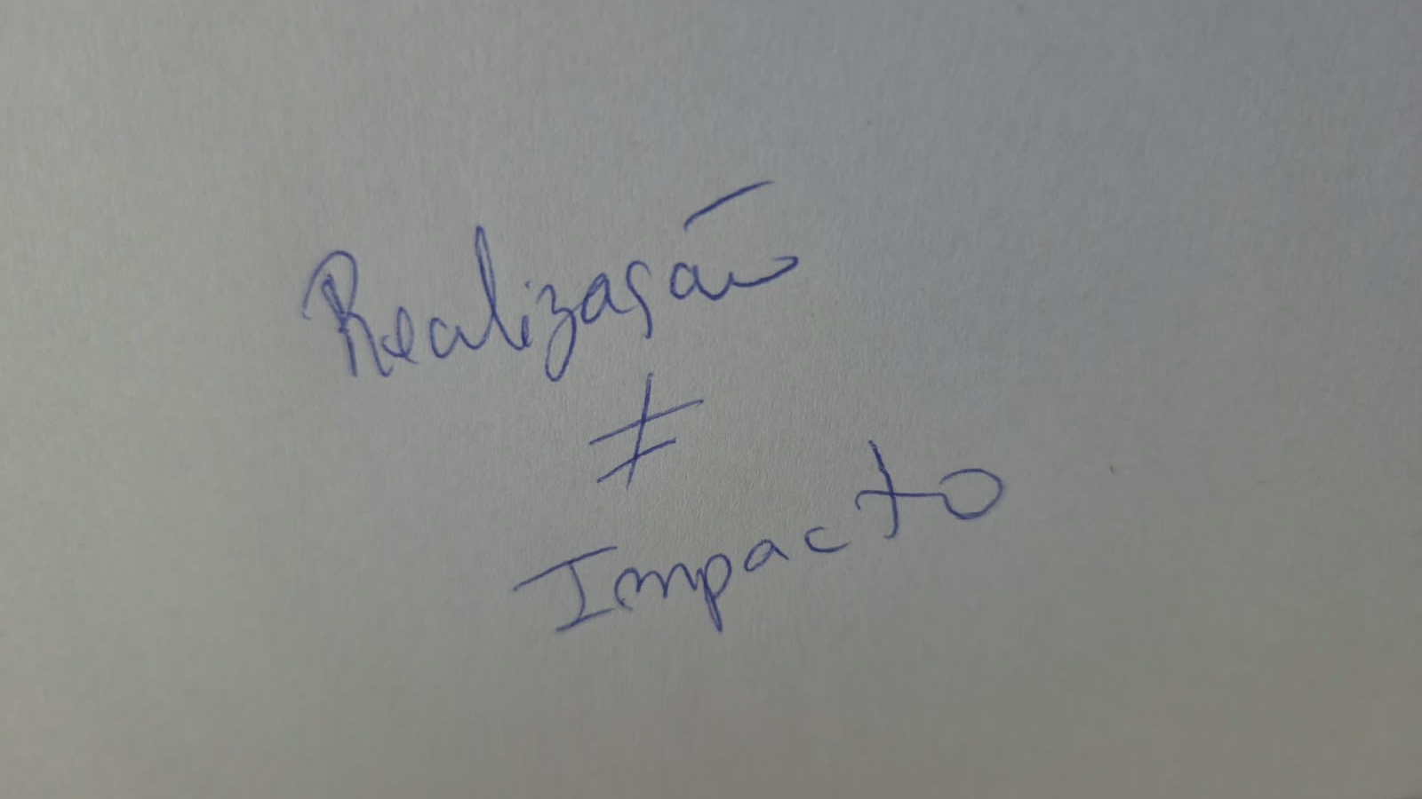 Foto artesanal de uma superfície de trabalho destacando a diferença entre realização e impacto no método Nautilus.