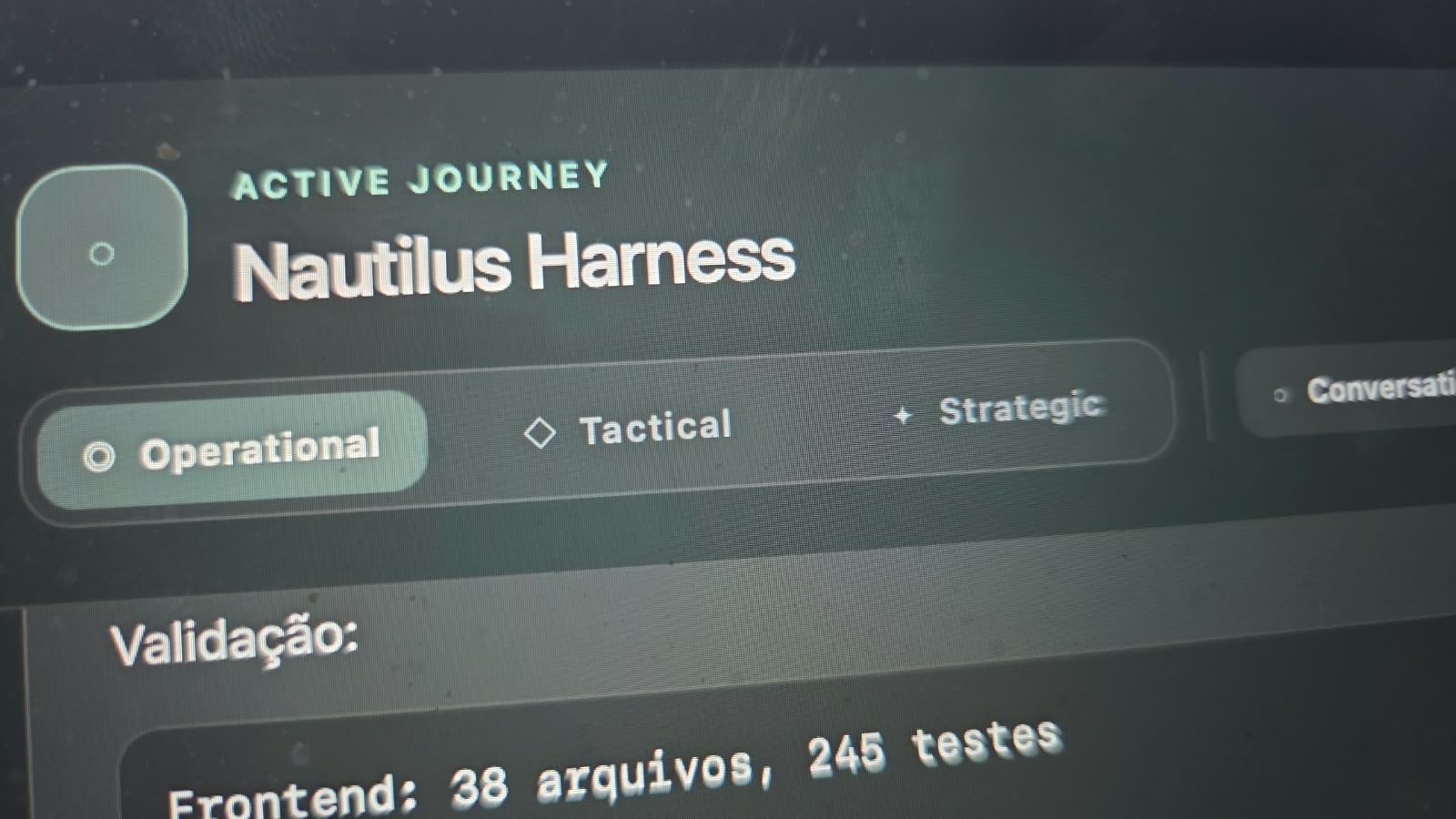 Foto artesanal de uma tela ou superfície de trabalho mostrando a organização de Nautilus em altitudes operacional, tática e estratégica.