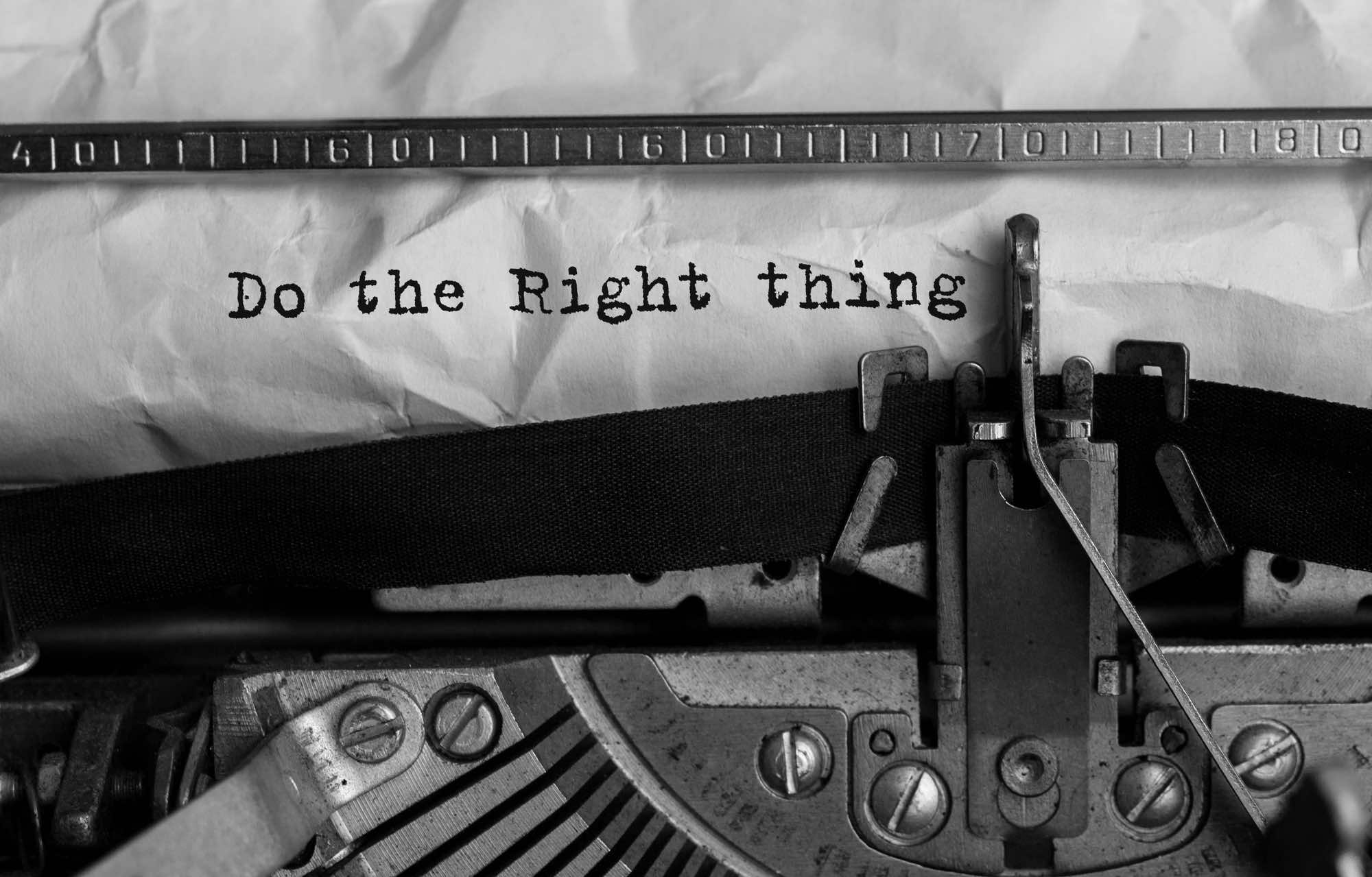 Imagem editorial com a frase Do the Right Thing em uma máquina de escrever.