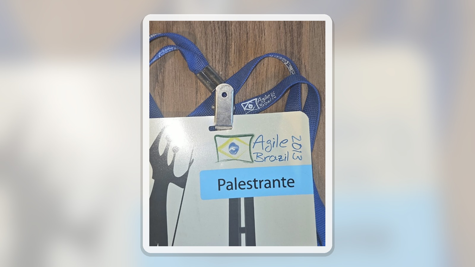 Composição horizontal com o badge físico de Alisson Vale em Agile Brazil 2013.