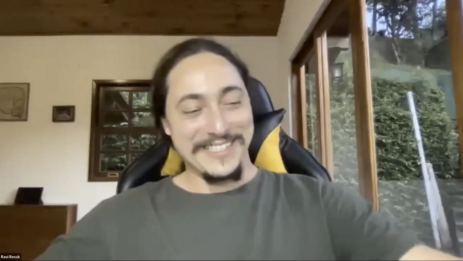 Ravi Resck sorrindo durante uma conversa por vídeo.